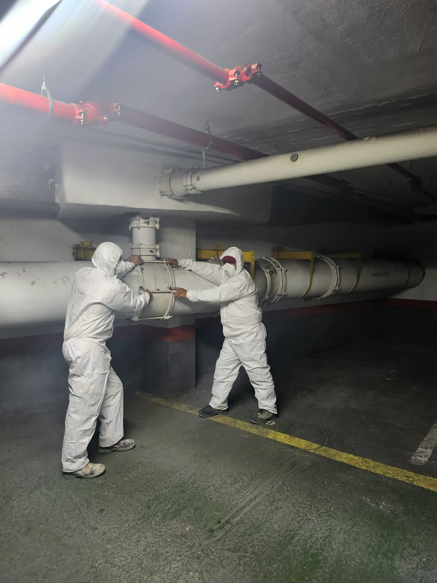 Treballadors de JPC Construccions treballant en la substitució de col·lectors de fibrociment per PVC