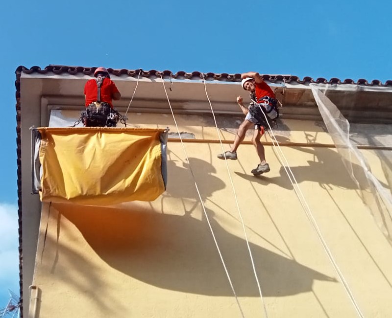 Operaris treballant en la façana