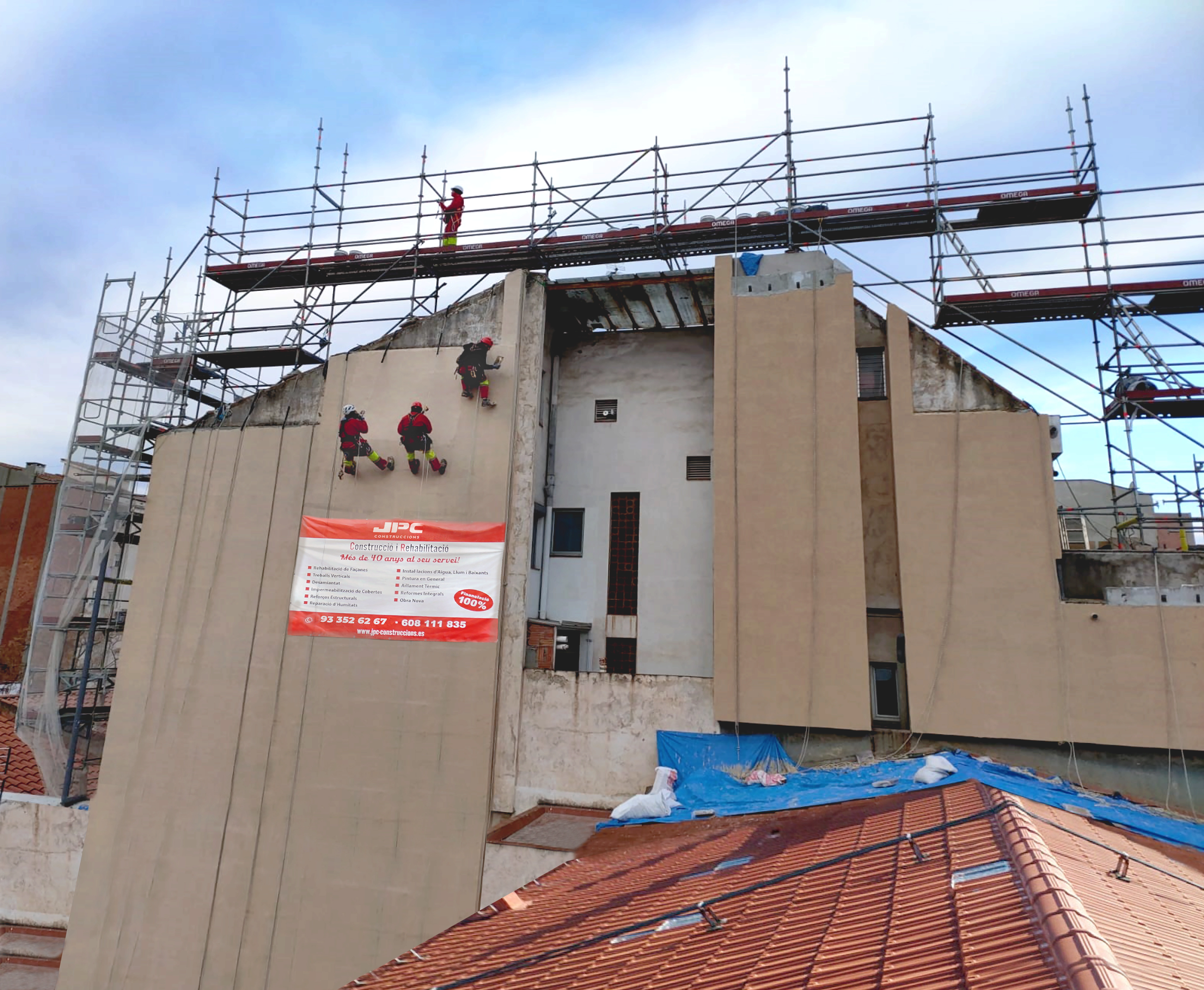 Operaris treballant en la façana